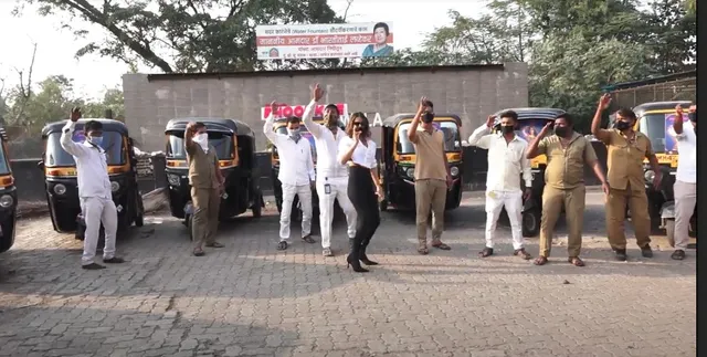 Tv Actress Nia Sharma was seen dancing with Auto drivers