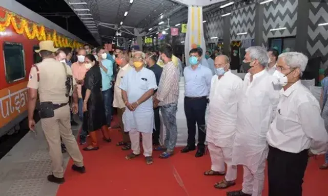 Minister of State Yogesh Patel and other dignitaries welcoming the Gandhinagar-Varanasi superfast train at Vadodara