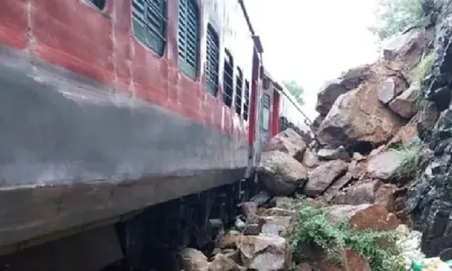 Vasco Da Gama-Howrah Amaravati Express derailed around Dudhsagar in Goa