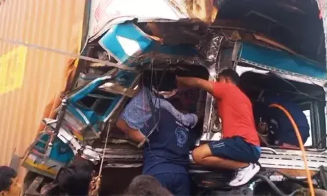 Driver cleaner injured in a horrific accident occurred between two trucks near Vadodara