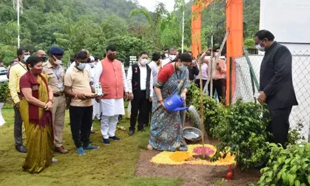 Smriti Irani planted trees for the Women and Child Empowerment Forest