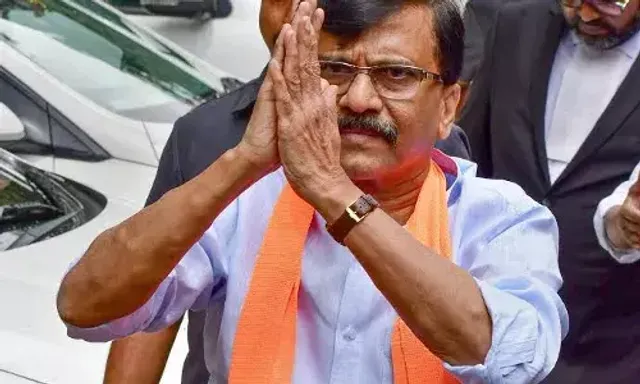 ED officials questioning Shiv Sena's Sanjay Raut at his Mumbai jouse after he skips summons twice