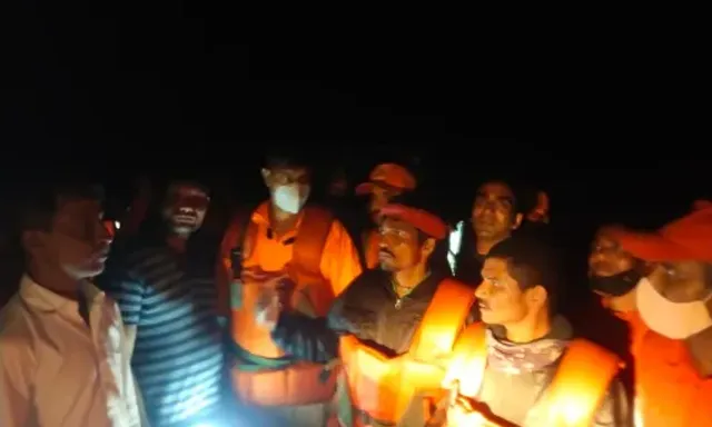 Vadodara 06 NDRF team rescued two in a night operation at Amreli district