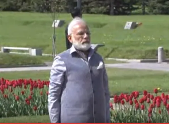 Live : PM Modi visits Piskarovskoye Cemetery in St Petersburg, Russia