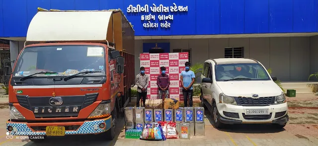 Vadodara Crime Branch arrested three involved in stealing goods from a godown of supermarket