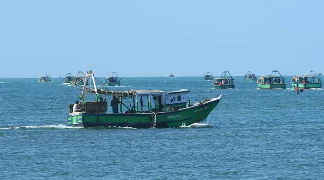 சிறைபிடித்த இலங்கை கடற்படை: காரைக்கால் மீனவர்கள் 13 பேர் விடுதலை
