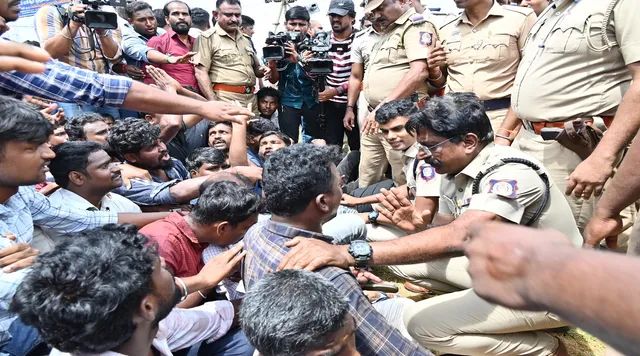 சாம்சங் ஊழியர்கள்- போலீஸ் தள்ளுமுள்ளு; போராட்டப் பந்தலைப் பிரித்து கைது  செய்த போலீஸ்