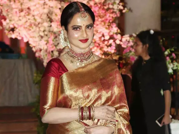 Not A Saree-Pant, Rekha Wore A Traditional Hyderabadi Dress To Sonam's  Wedding