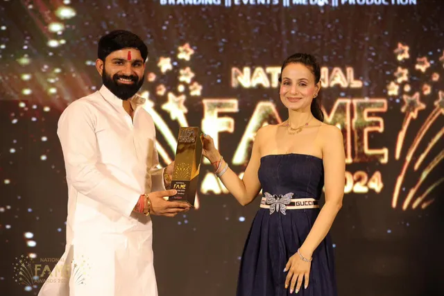 Youth icon Ravi Chaudhary honored the National Fame Award by Ameesha Patel in Mumbai 