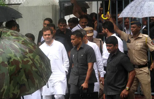 राहुल गांधी और माकपा नेता सीताराम येचुरी मुंबई में एक मजिस्ट्रेट अदालत पहुंचे