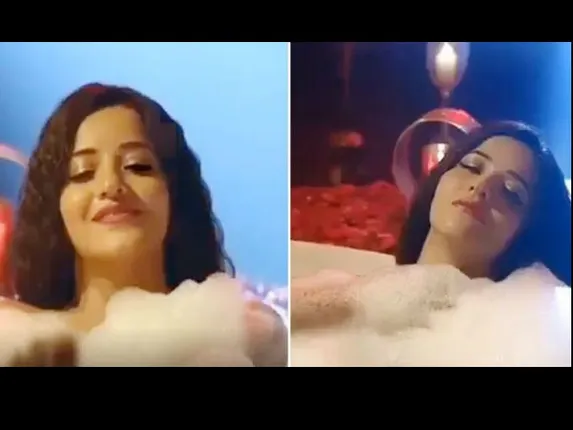 भोजपुरी अभिनेत्री मोनालिसा का बाथटब में नहाते हुए वीडियो वायरल!
