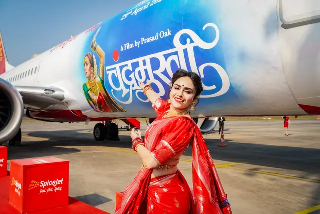 अमृता खानविलकर ने इंटरनेट पर तहलका मचा दिया है और वह पहली मराठी अभिनेत्री हैं जिनका पोस्टर विमान पर लगा है!