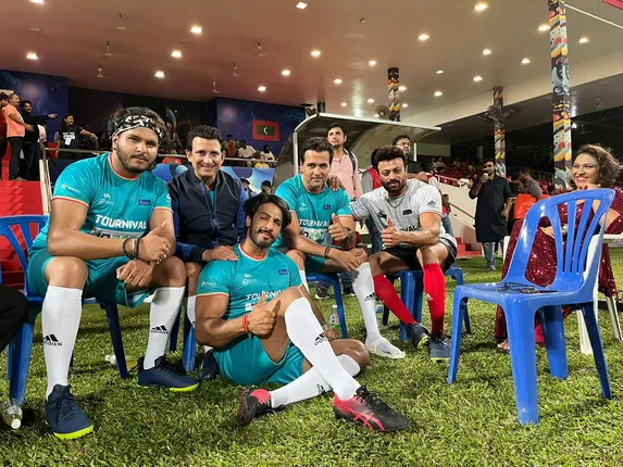 मालदीव में Aftab Shivdasani, Rohit Roy, Sharman Joshi के साथ Raghav Nayyar ने मिलकर फुटबॉल मैच खेला जहा Urvashi Rautela भी रही मौजूद