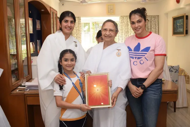 Isha Koppikar ने अपनी बेटी रियाना के साथ बाल दिवस मनाया