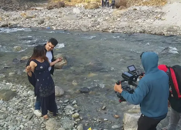अज़हर हुसैन के निर्देशन में ऋषिकेश में फिल्माया गया वीडियो एलबम "तेरी वो पहली नज़र"