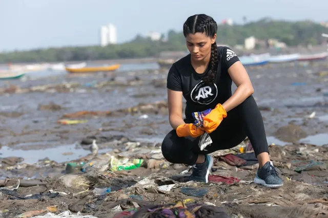 गणपति विसर्जन के बाद समुद्र तट पर बिखरे कचरों की सफाई करती रही अभिनेत्री सैयामी खेर