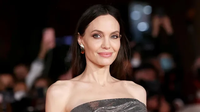 Angelina Jolie had Bell's palsy from the stress of divorce - Los Angeles  Times