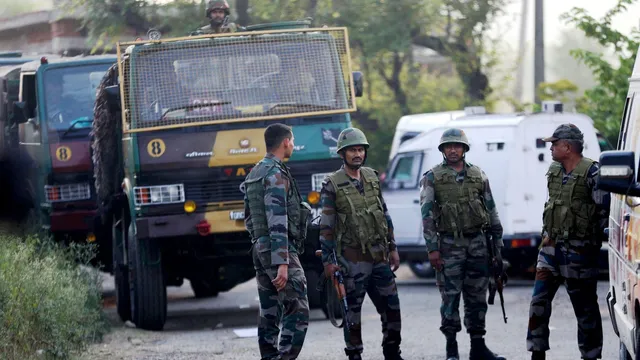 कठुआ में आतंकी हमले में चार जवान शहीद, छह घायल, मुठभेड़ जारी

Four soldiers martyred, six injured in terrorist attack in Kathua, encounter continues
