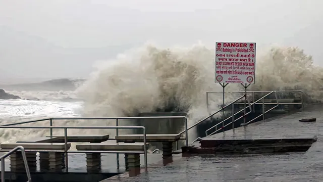 Cyclone Asna: भारी बारिश के बीच अब गुजरात पर मंडरा रहा चक्रवात 'असना' का  खतरा, मच सकती है भारी तबाही