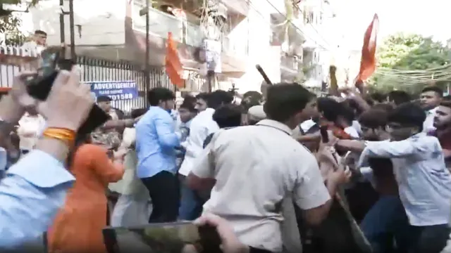 Delhi Coaching Centre Tragedy: ABVP का मेयर आवास के बाहर प्रदर्शन, बोर्ड पर  पोती कालिख, पुलिस ने किया लाठीचार्ज