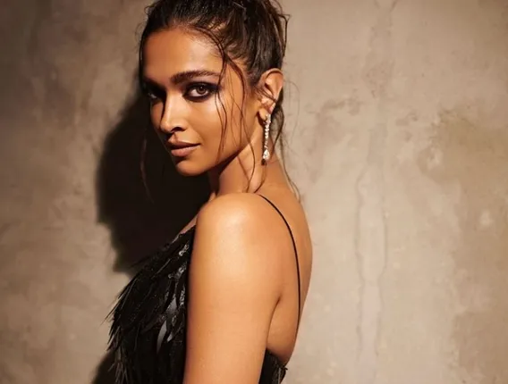 Oozing Cocktail’s Veronica vibes, Deepika opted for a Louis Vuitton look and Smokey eye makeup.