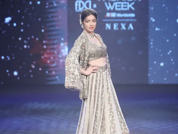 Divya Khosla Kumar slays as the showstopper at Lakme Fashion Week 2022.