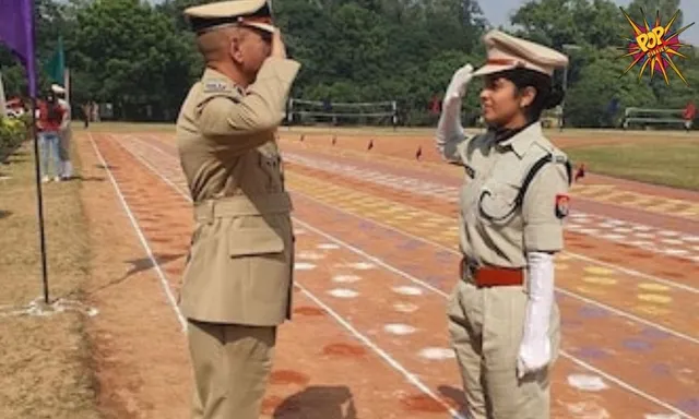 The photo captured the moment of officer father receives the salute from officer daughter; see photos!