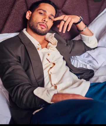 Siddhant Chaturvedi looks all things suave and classy f0r Gehraiyaan promotions !