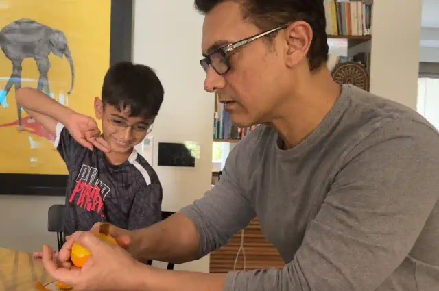 Aamir Khan and son Azad enjoy a mango binge!