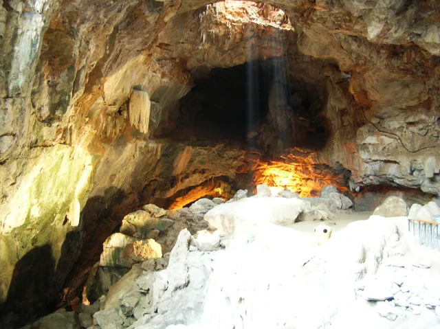 Five mysterious caves in India