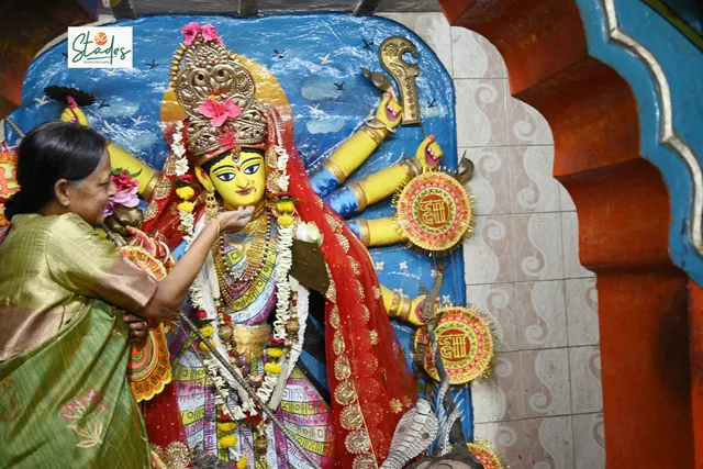 Rajmata Alpana Singha Thakur with the idol of Maa Mrinmoyee at Bishnupur. The idol was made in 997 CE using clay from the Ganga River on orders of the then King . Pic: Partho Burman