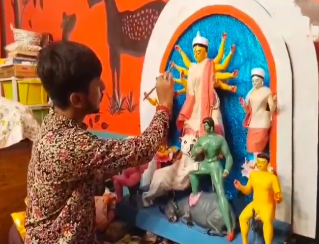 'পৃথিবীর সব থেকে ছোট দুর্গা', দেখলে চমকে যাবে