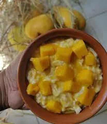 আম দিয়ে মুড়ি মাখা