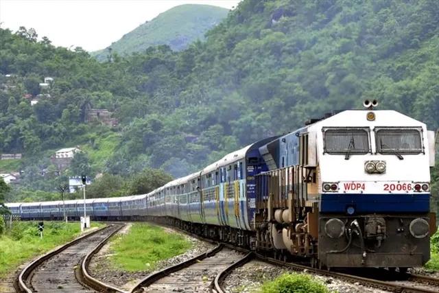 দুর্ঘটনার ১দিন পর ট্রেন চলাচল শুরু হল