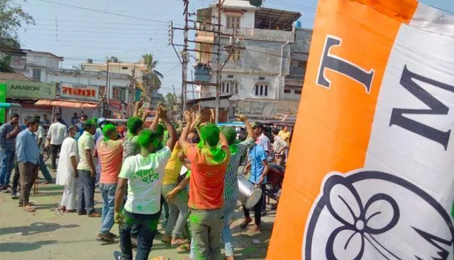 দ্বাদশ রাউন্ডে এগিয়ে উদয়ন গুহ, উল্লাসে মাতলেন দলীয় কর্মী সমর্থকরা!