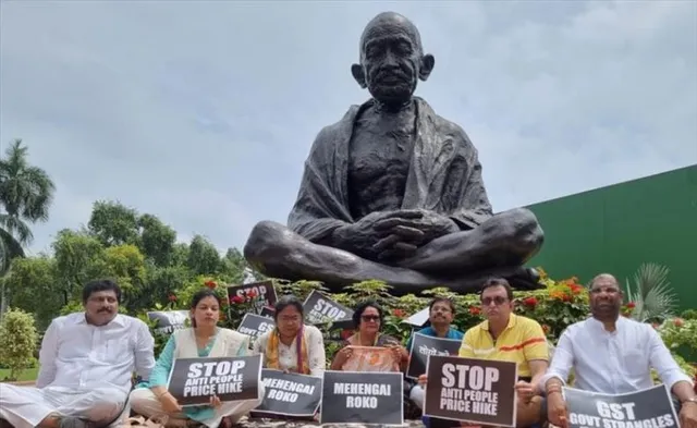 গান্ধীমূর্তির নীচে ৫০ ঘণ্টা ধর্নায় সাসপেন্ড সাংসদরা