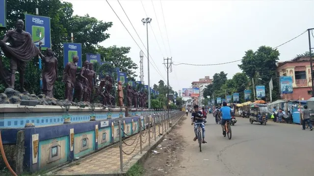 স্বাধীনতা সংগ্রামের ঐতিহাসিক স্থান থেকে সরানো হল হকারদের