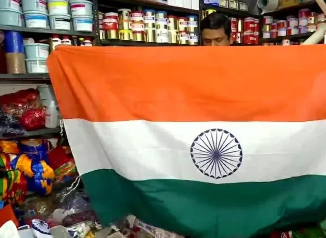 অগাস্টের ৪ তারিখেই ফুরিয়েছে জাতীয় পতাকার স্টক, ক্রেতাদের ফিরিয়ে মুখ ভার দোকানদারের