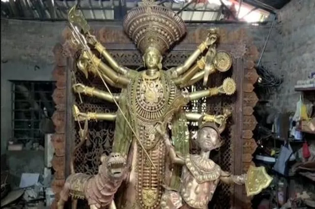 তিন ধাতুর দুর্গা প্রতিমা বীরভূম থেকে পাড়ি দিচ্ছে ওড়িশা