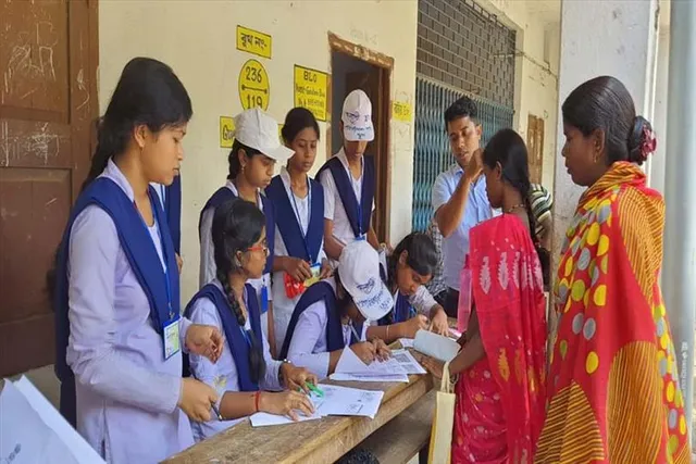 গরমের জেরে স্কুল বন্ধ থাকলেও ডাক পড়ল দুয়ারে সরকার শিবিরের সহায়তায়, বিতর্ক