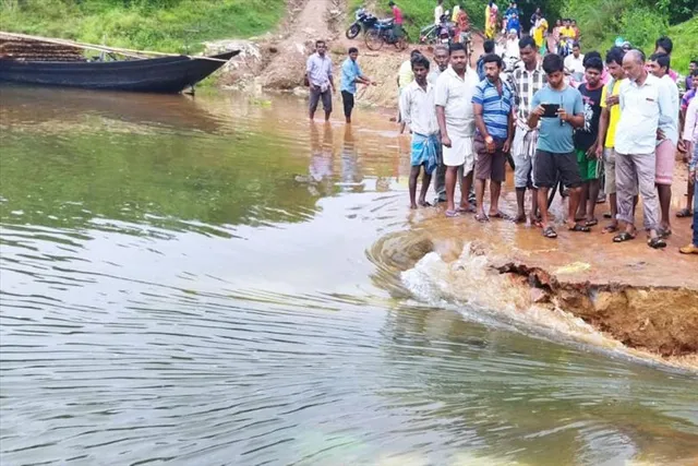 জলের তোড়ে রাস্তা ভেঙে বিপত্তি