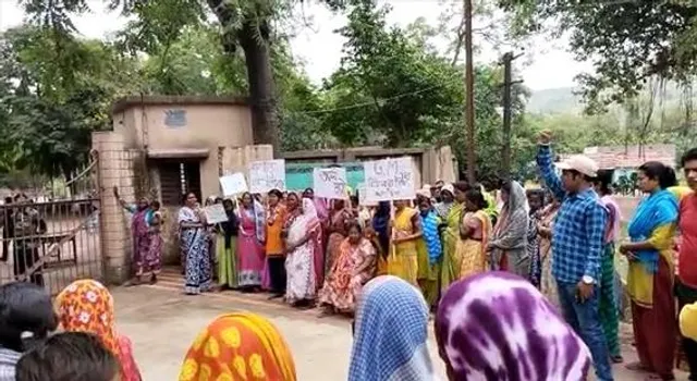 পানীয় জল ও বিদ্যুতের দাবিতে ইসিএলের জেনারেল ম্যানেজারের অফিসের সামনে বিক্ষোভ