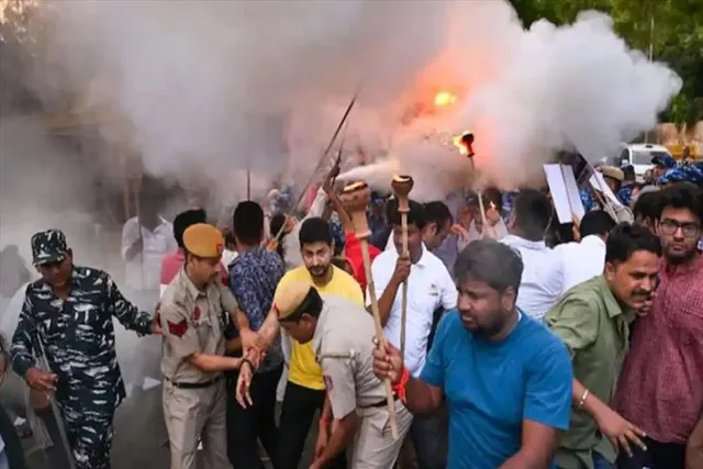 Agnipath: দফায় দফায় অশান্ত উত্তরপ্রদেশ, জ্বালানো হল থানা, পুলিশের গাড়ি