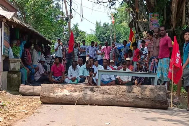 দ্রব্য মূল্য বৃদ্ধি, কেন্দ্র ও রাজ্য সরকারের জন বিরোধী নীতি সহ একাধিক দাবিতে দাসপুরের চকবোয়ালিয়ায় পথ অবরোধ