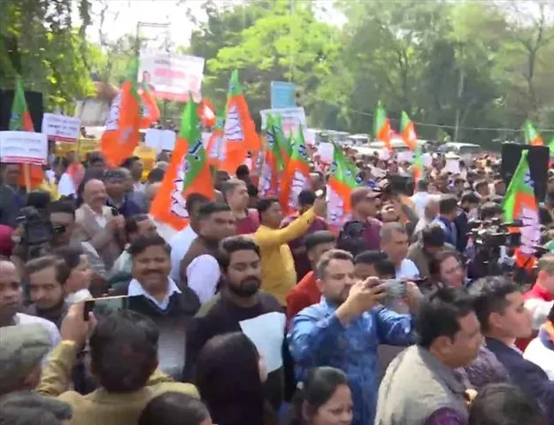 অরবিন্দ কেজরিওয়ালের বাসভবনের বাইরে বিক্ষোভ বিজেপির