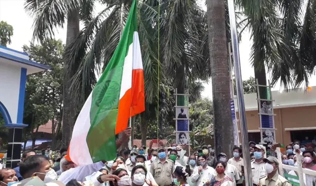 শহিদ ক্ষুদিরাম বসুর আত্ম বলিদান দিবসে উল্টো জাতীয় পতাকা তুললেন মেদিনীপুরের জেলাশাসক ও মন্ত্রী!