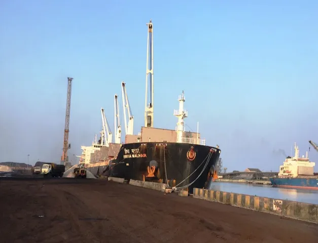 Emergency preparations at Haldia dock to deal with cyclone: 40 ships were docked due to danger