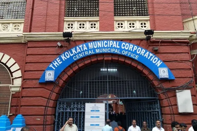 Demonstrators of joint stage in front of Calcutta Municipality protesting against Firhad Hakim's comments on DA movement