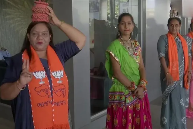 Gujarat: BJP Mahila Morcha give warm welcome to leaders ahead of swearing-in