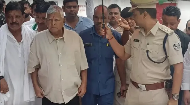 Bihar Police officer cover Lalu, Rabri with umbrellas